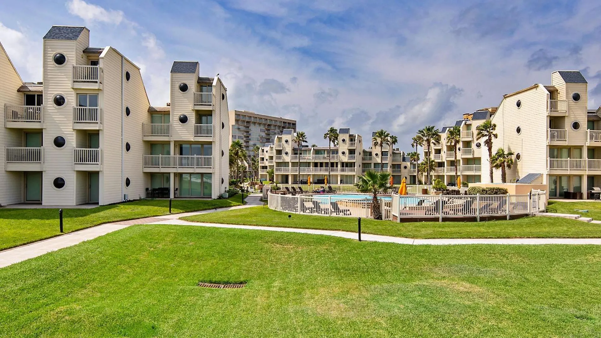 Ground Floor, Private Terrace And Access Apartment *