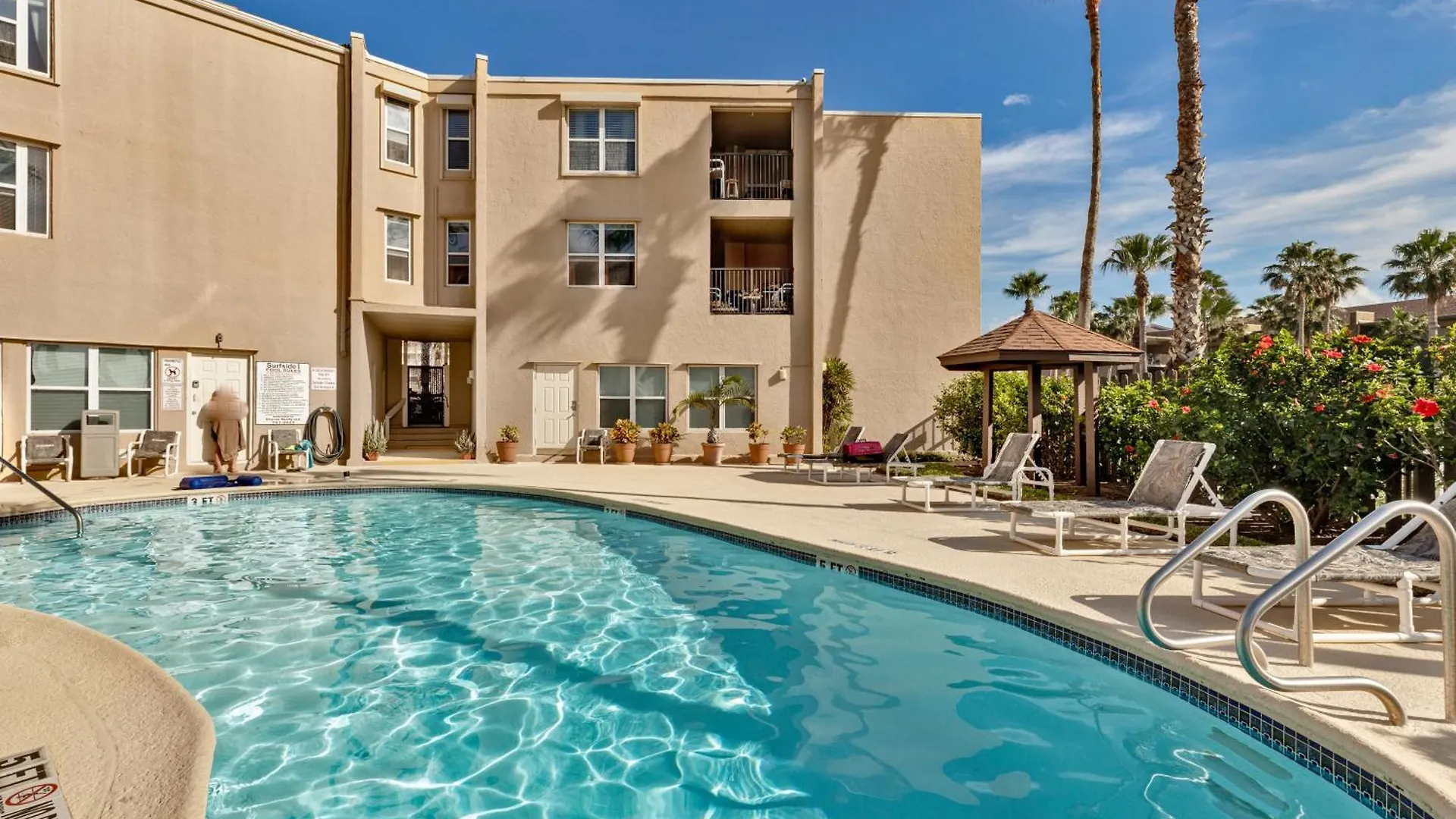 Beachside Bungalow: Surfside I #104