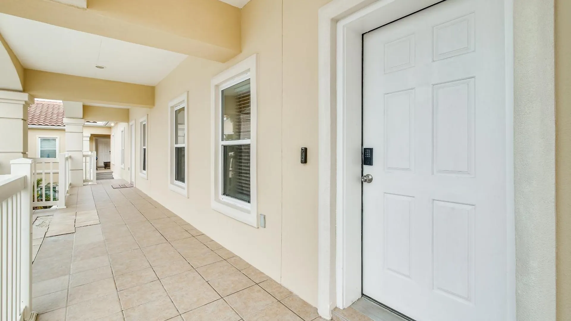 Near With Balcony! Apartment