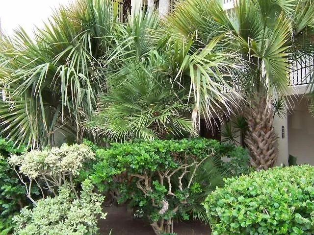 Beachside 2 Bedroom Sleeps 9 度假居