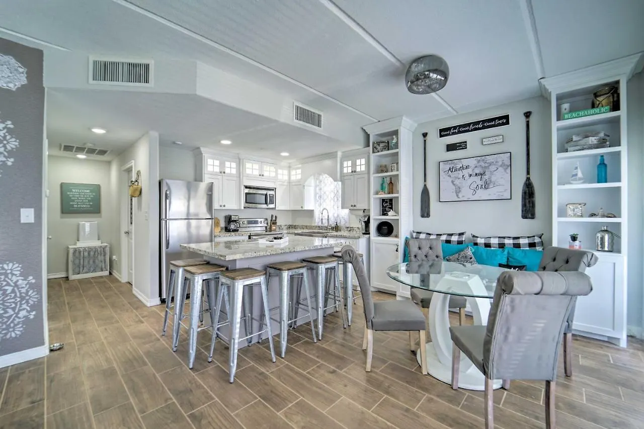 Luxe South Padre With Pool - Walk To Beach! Apartment
