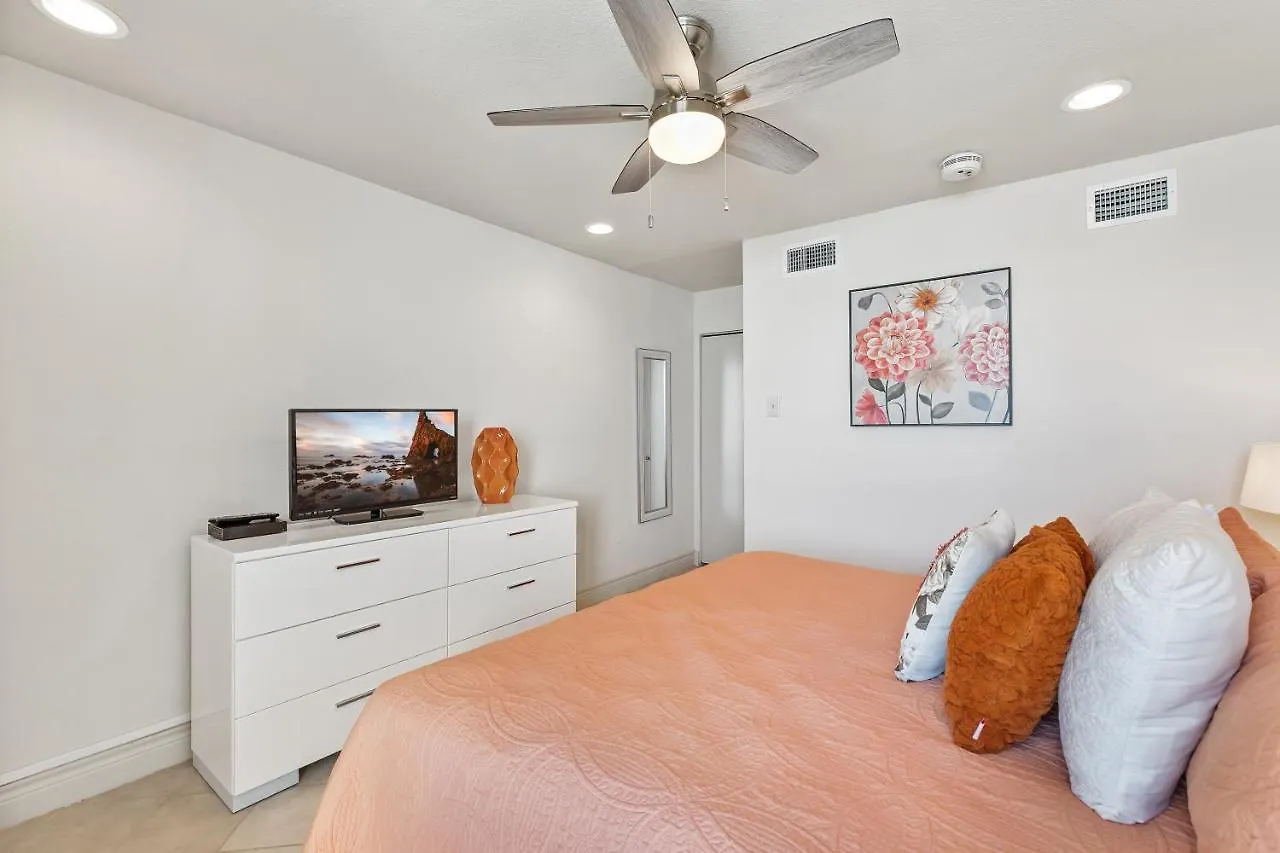 Newly Renovated! 3 Beachfront Balconies, Picture Perfect Oceanview Holiday home