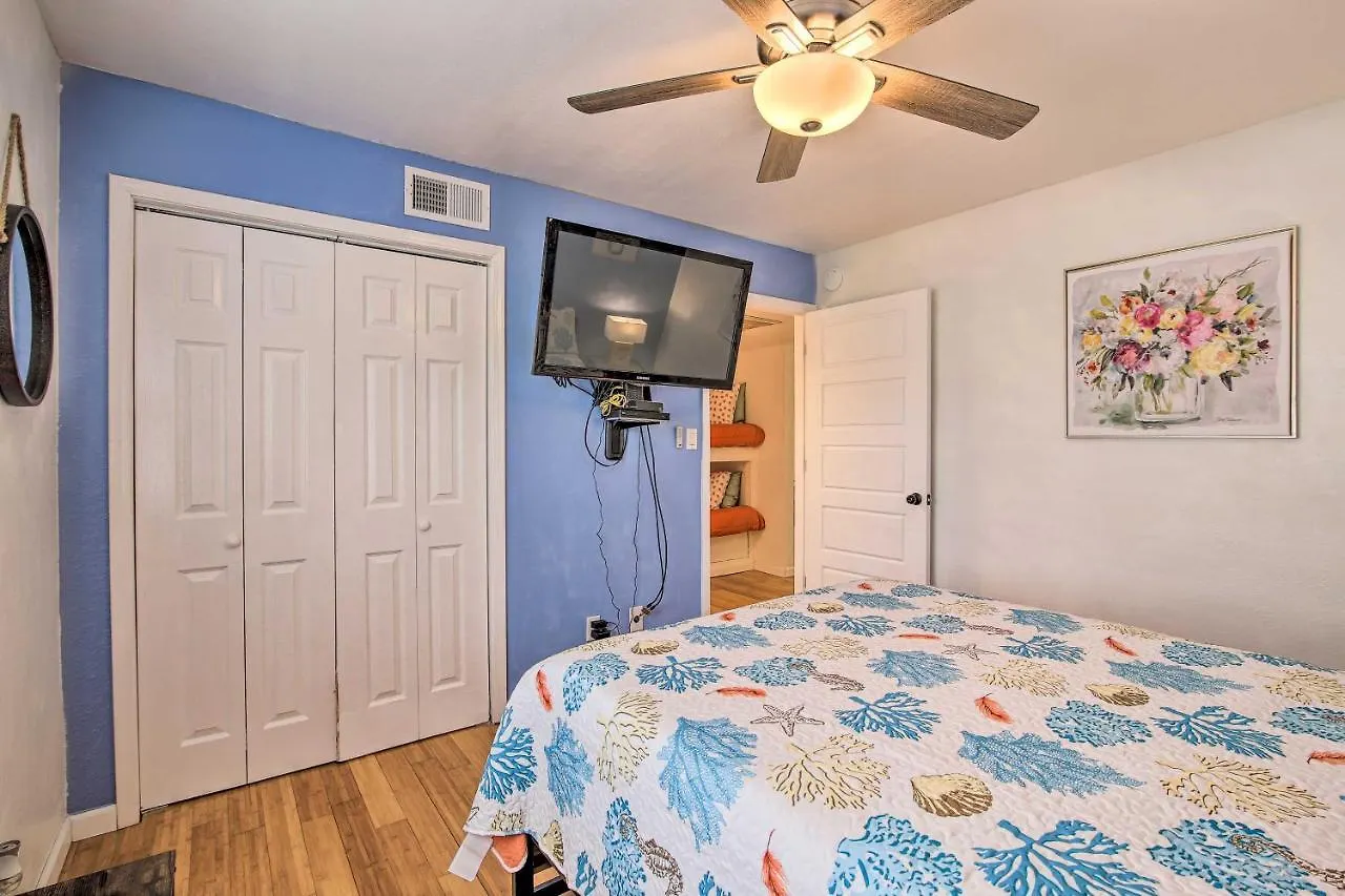 Apartment Digs Walk To Restaurants, Bars And Ocean