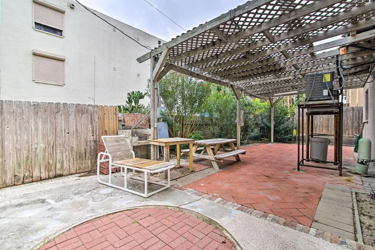 Apartment Digs Walk To Restaurants, Bars And Ocean