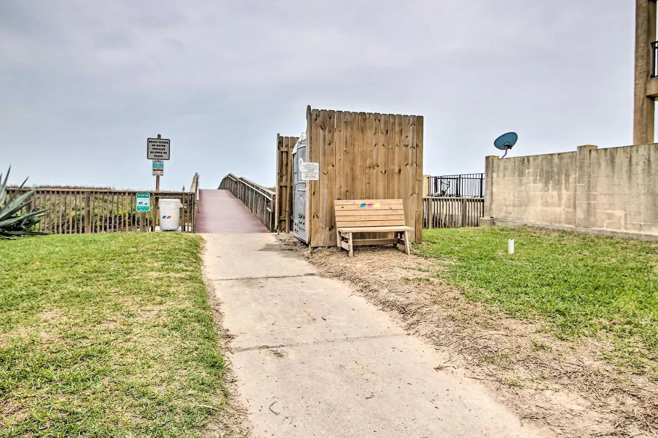 Apartment Digs Walk To Restaurants, Bars And Ocean