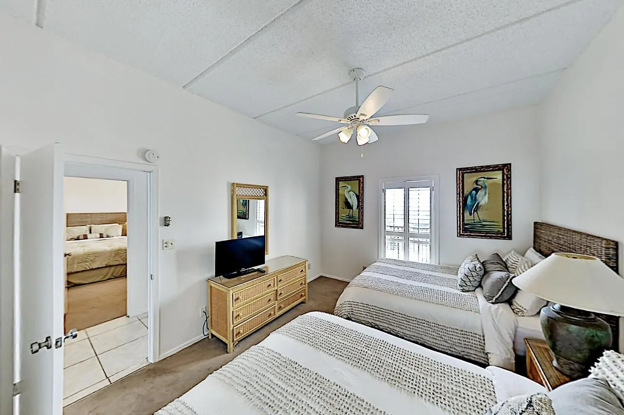 New Listing! Beachfront Penthouse With Pools & Gym Apartment