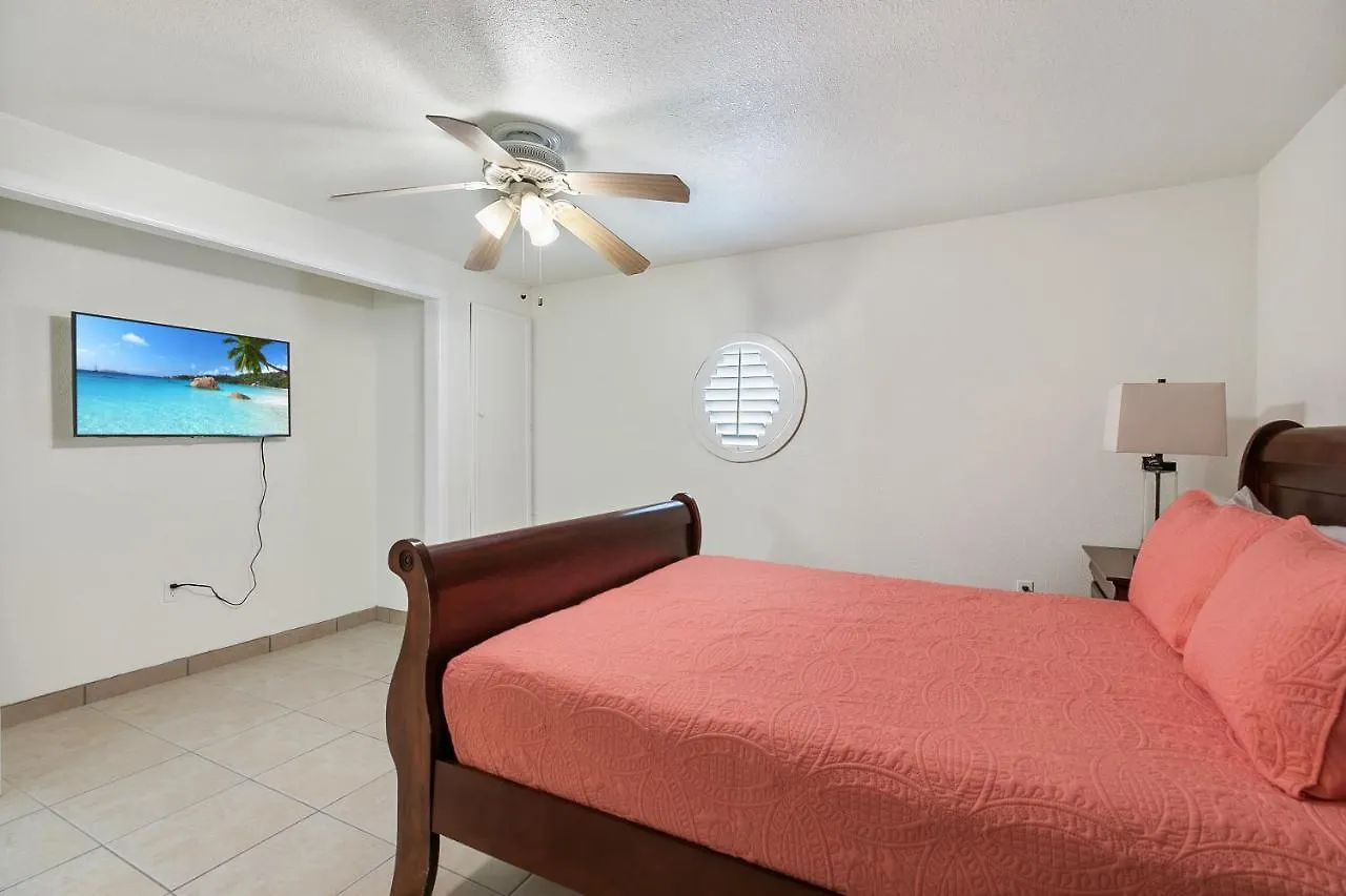 Holiday home Listen To The Waves Break! Beachfront Condo, Shared Pools In Beautiful