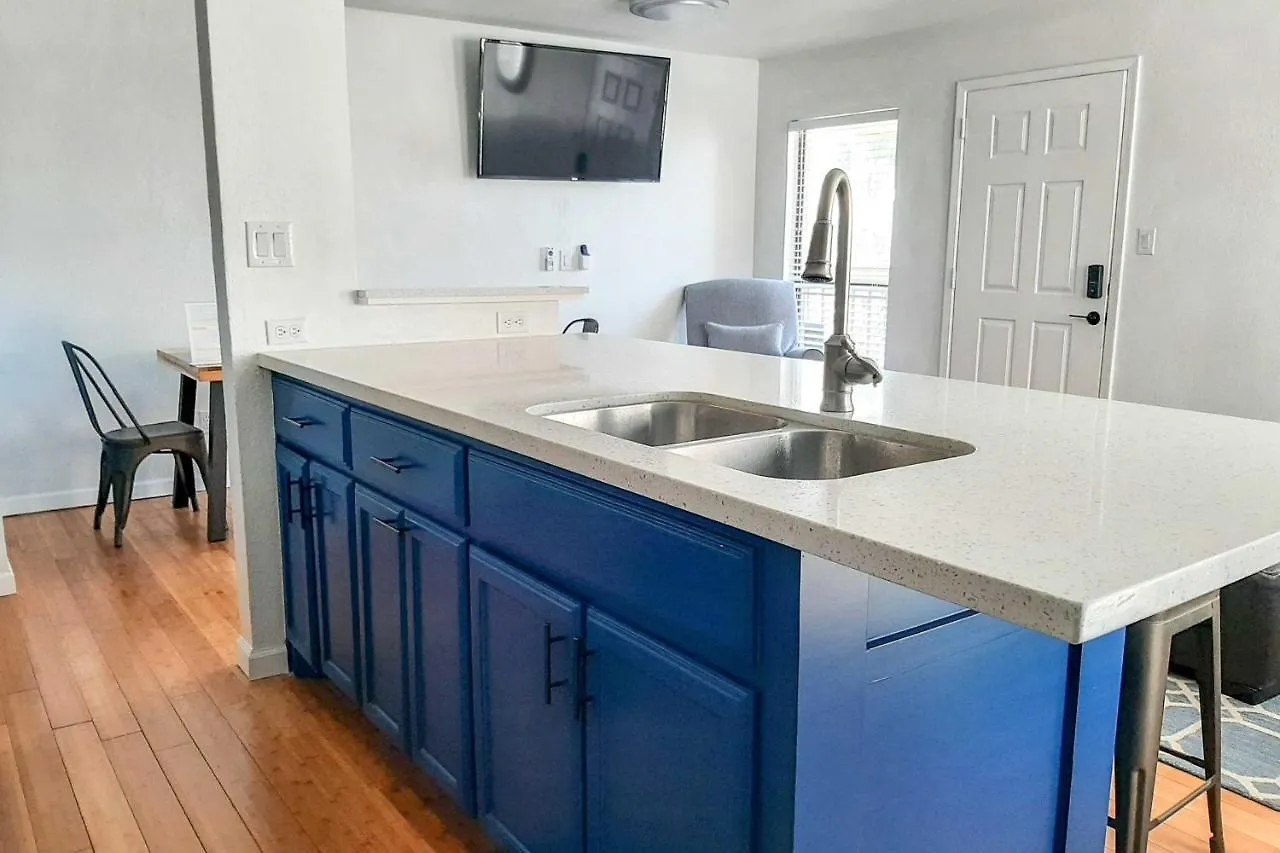 Apartment Digs Walk To Restaurants, Bars And Ocean South Padre Island