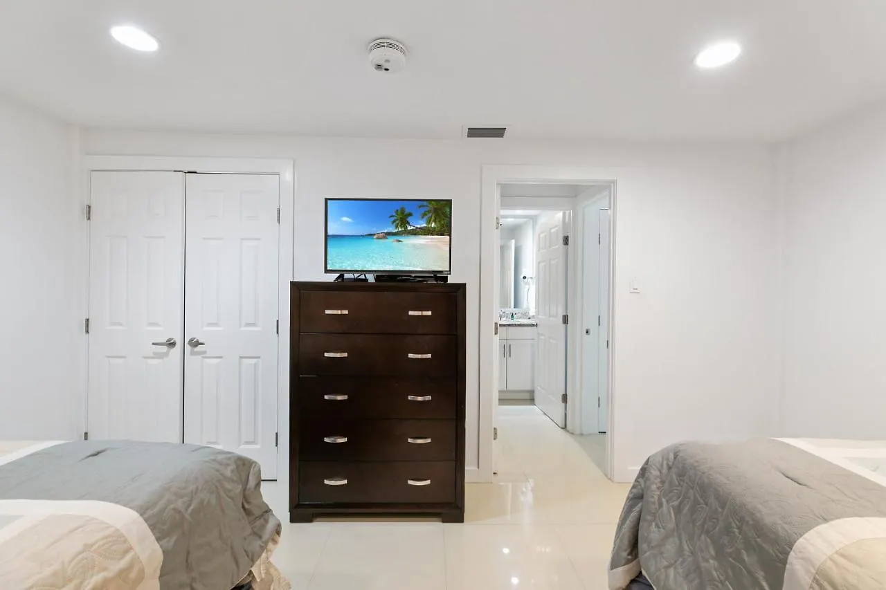 Amazing Beachfront Condo! Enjoy With Great Views Of Beach And Pool From Balcony
