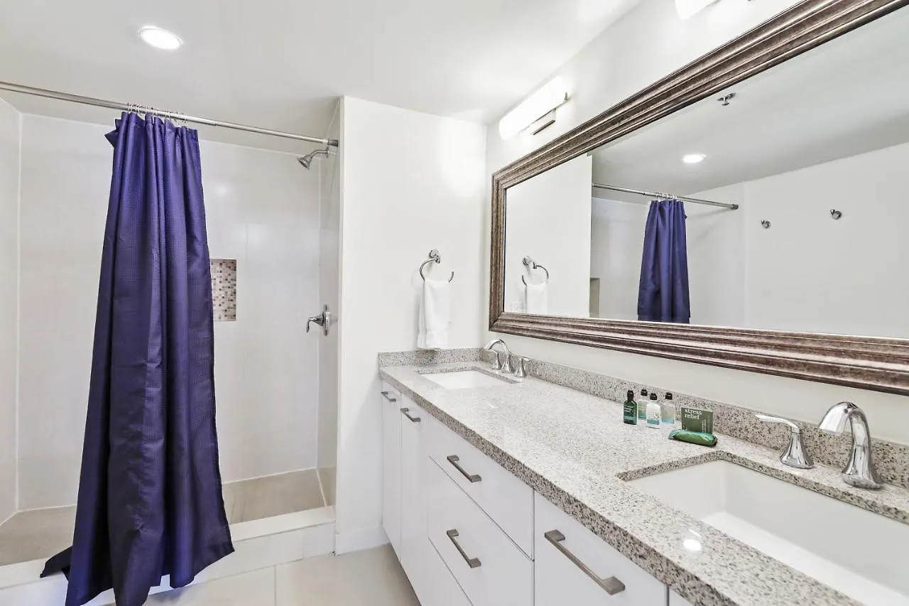Blue View Beauty! Beachfront Resort, Shared Pools & Jacuzzi Holiday home *