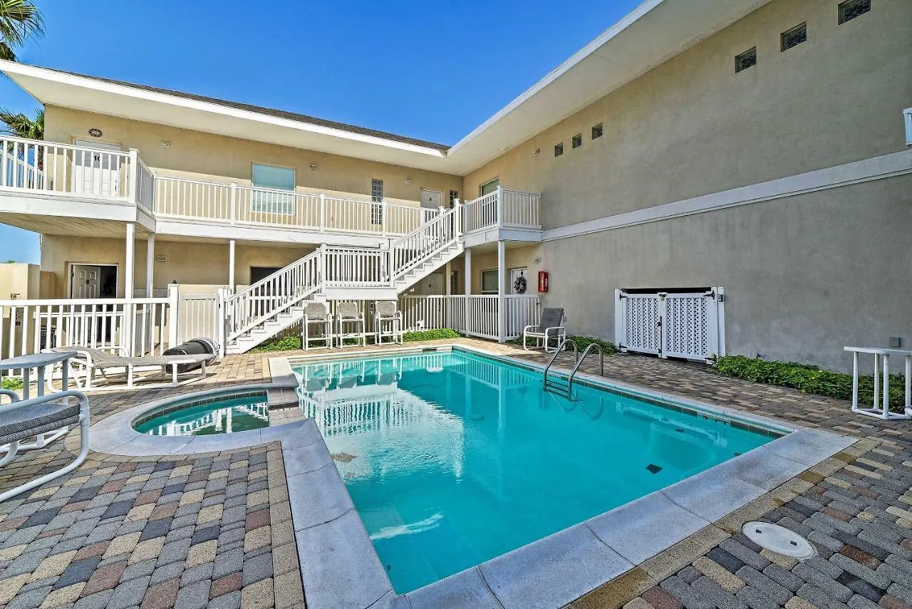 Modern Island With Pool Steps To The Beach! Apartment