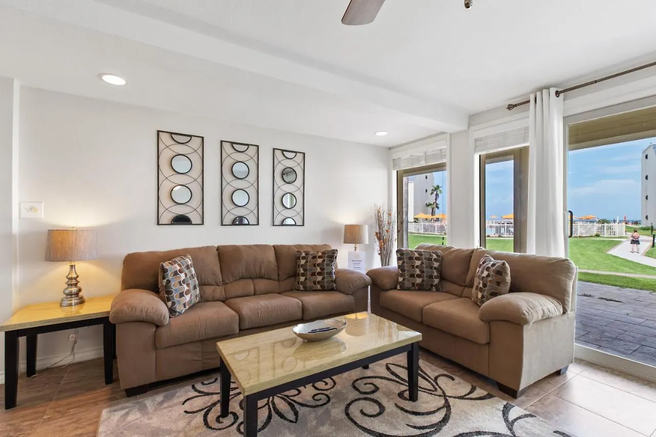 Ground Floor, Spacious Patio And Only Steps Away From Beach And Pool! Tatil Evi