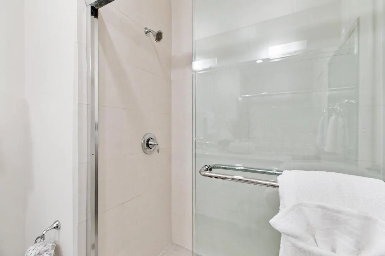 Holiday home Perfect Big Family Getaway! Spectacular Large Balcony Overlooking The Pool Beachfront