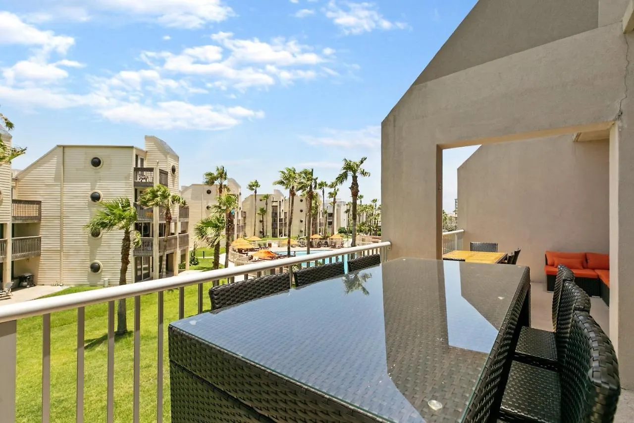 Perfect Big Family Getaway! Spectacular Large Balcony Overlooking The Pool Beachfront