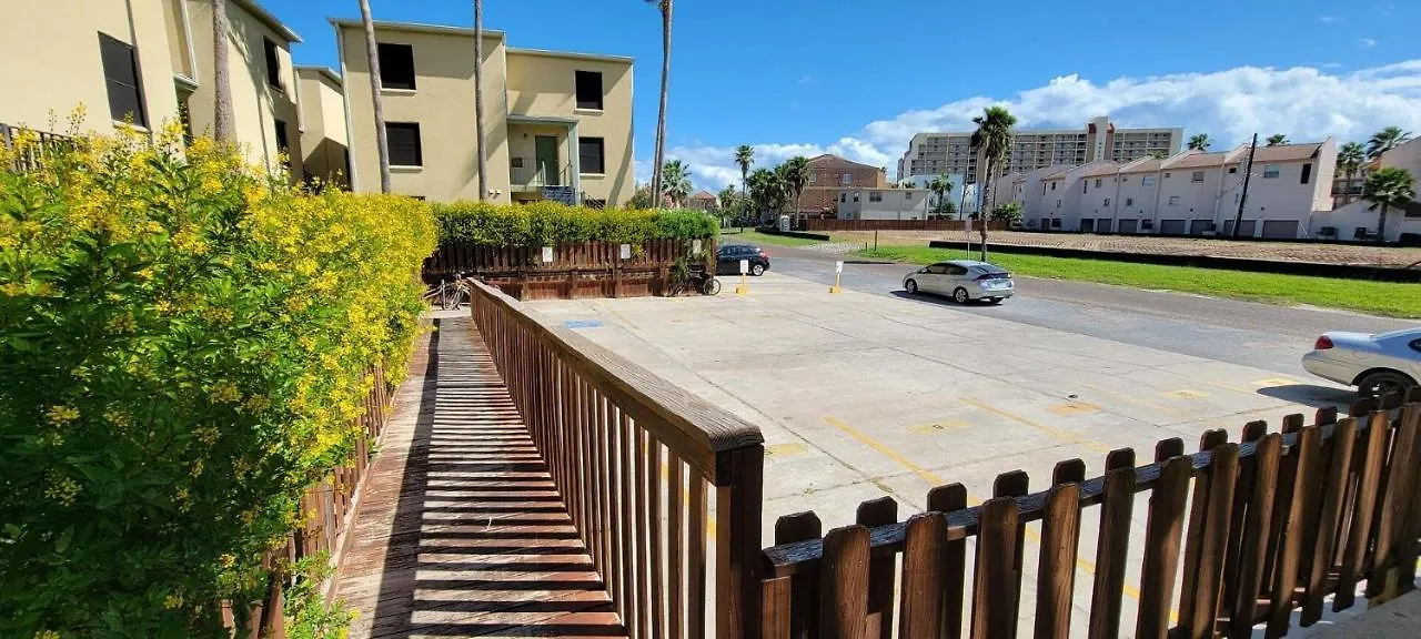 Spotless Updated With Pool - Habitat Unit 7 Apartment