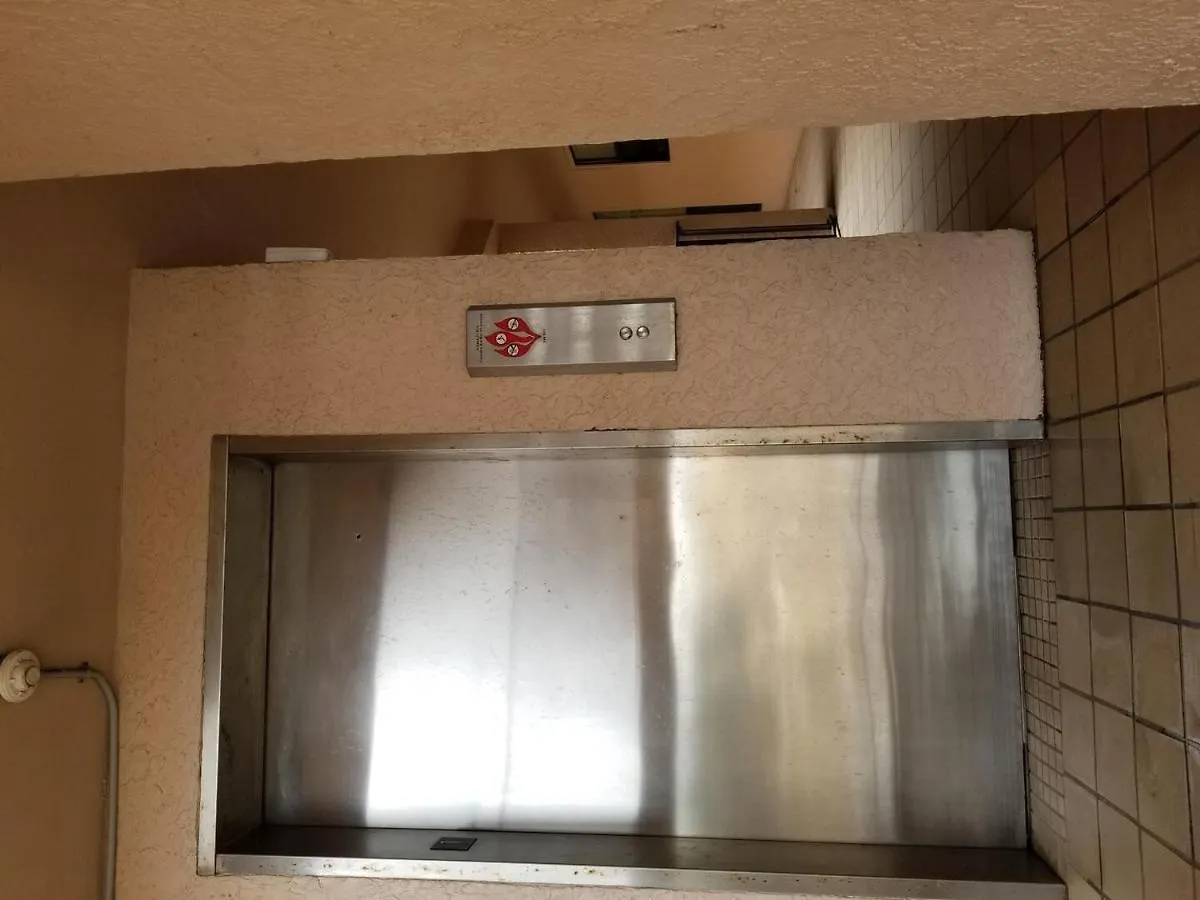 Walk To House In Heart Of Entertainment District - Atrium Unit 102