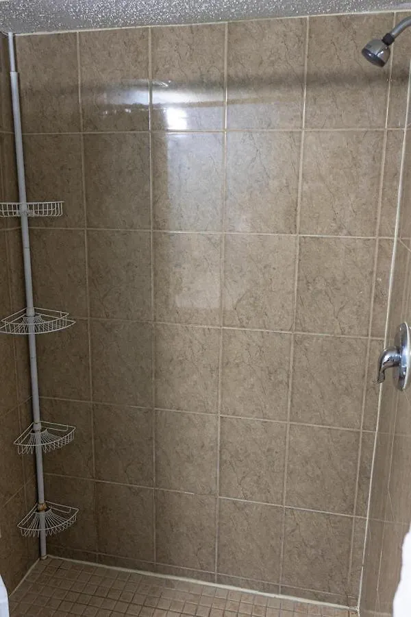 Walk To House In Heart Of Entertainment District - Atrium Unit 102 *