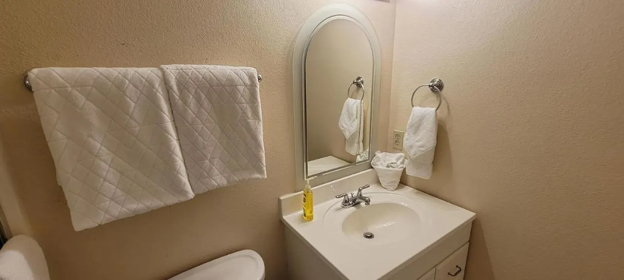 Overlooks Pool, Easy Walk To Unit D - Island Morning Sun 4 Apartment