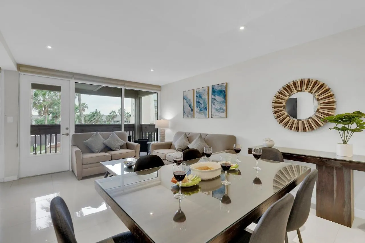 Easy Living, Down By The Sea! Close To The Beach & Pool In Beautiful Beachfront