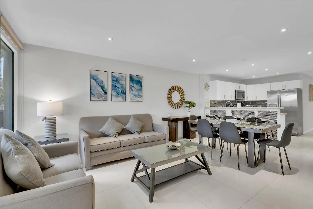 Easy Living, Down By The Sea! Close To The Beach & Pool In Beautiful Beachfront Holiday home *