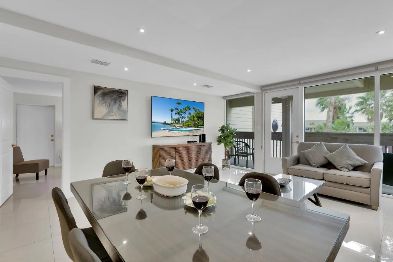 Easy Living, Down By The Sea! Close To The Beach & Pool In Beautiful Beachfront Holiday home *