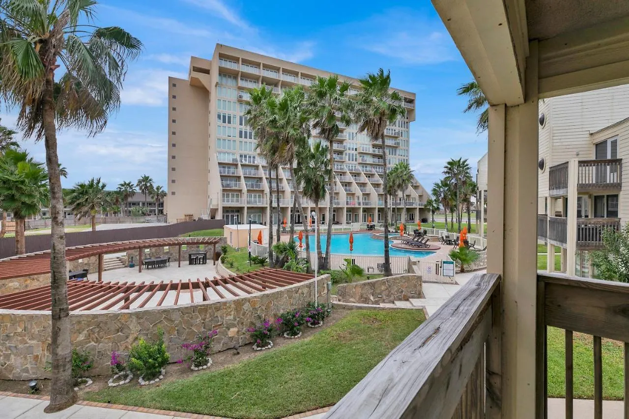 Holiday home Easy Living, Down By The Sea! Close To The Beach & Pool In Beautiful Beachfront