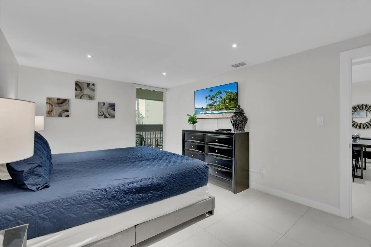 Easy Living, Down By The Sea! Close To The Beach & Pool In Beautiful Beachfront Holiday home *