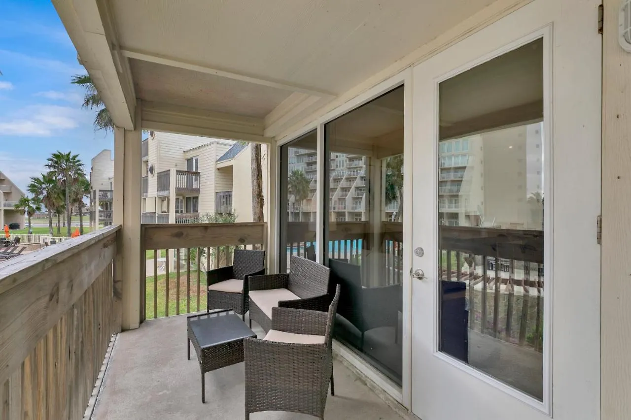 Easy Living, Down By The Sea! Close To The Beach & Pool In Beautiful Beachfront Holiday home