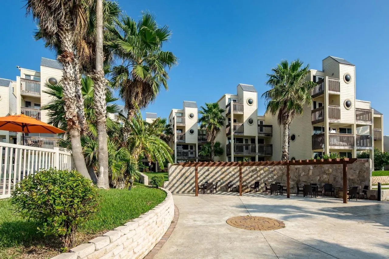 Easy Living, Down By The Sea! Close To The Beach & Pool In Beautiful Beachfront Holiday home *