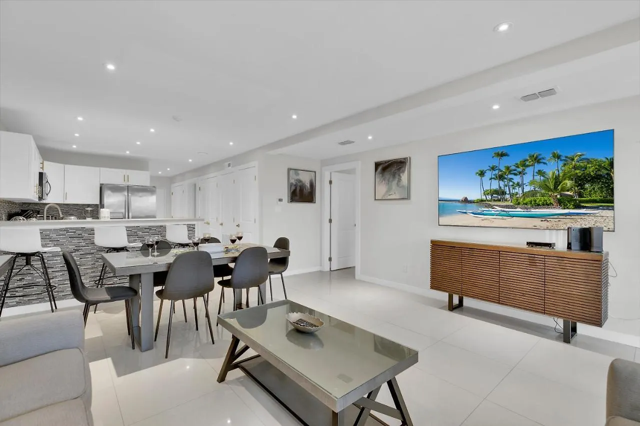Easy Living, Down By The Sea! Close To The Beach & Pool In Beautiful Beachfront