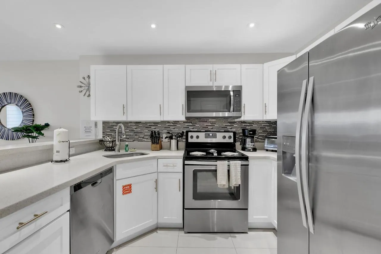 Holiday home Easy Living, Down By The Sea! Close To The Beach & Pool In Beautiful Beachfront *