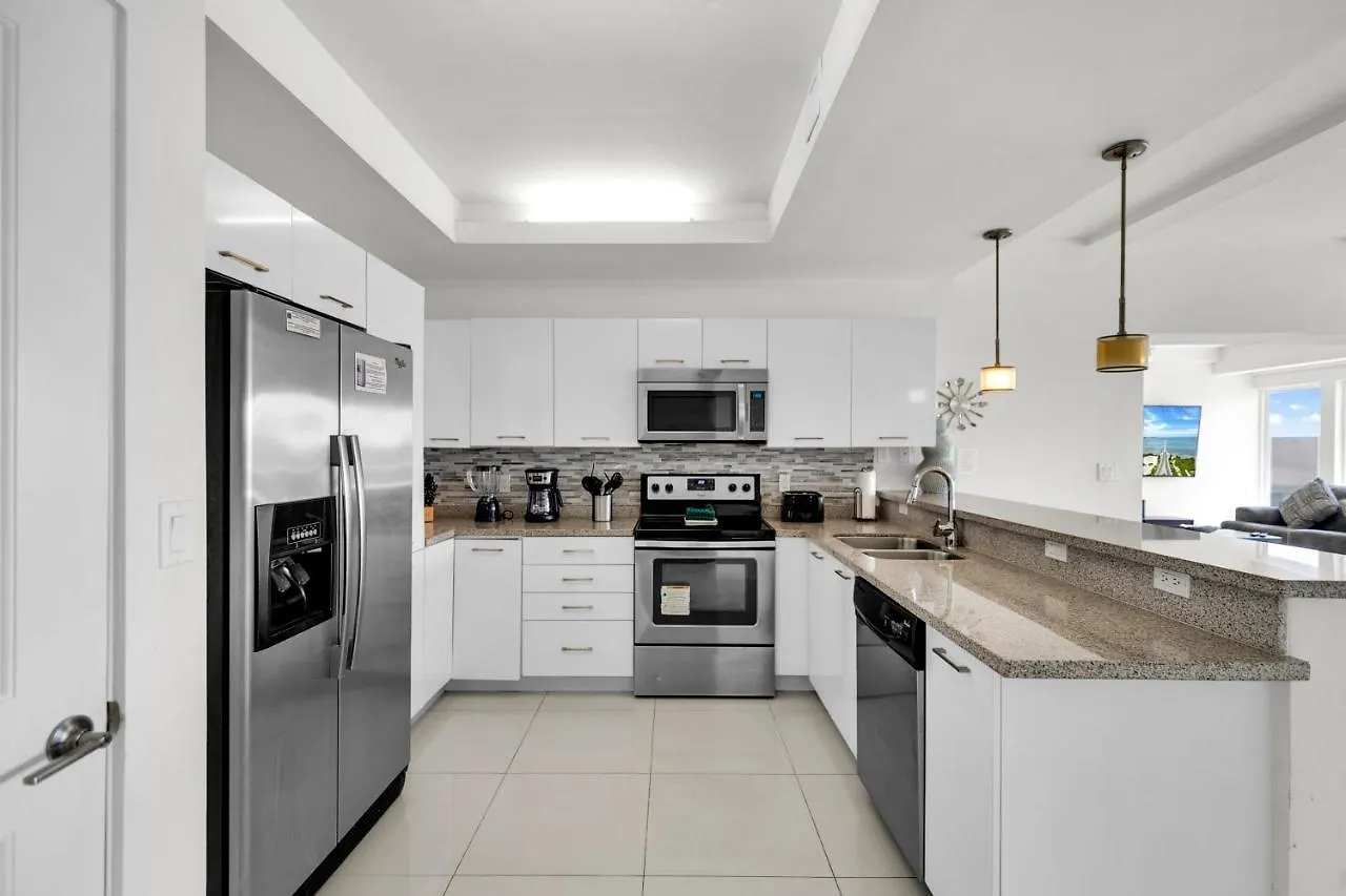 Perfect Condo, For Everyone! Beachfront בית נופש *