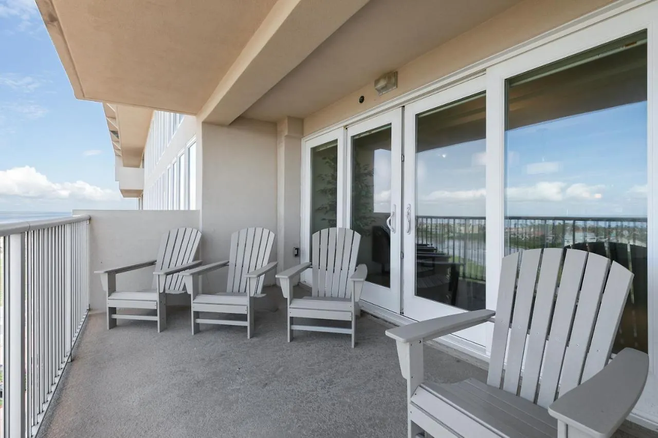 Enjoy A Perfect Bayview! Beachfront With Shared Pools