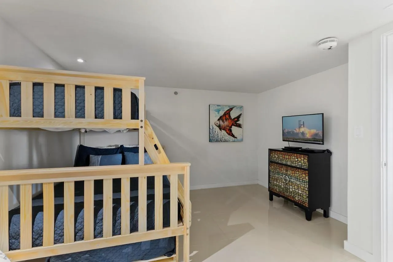Enjoy A Perfect Bayview! Beachfront With Shared Pools