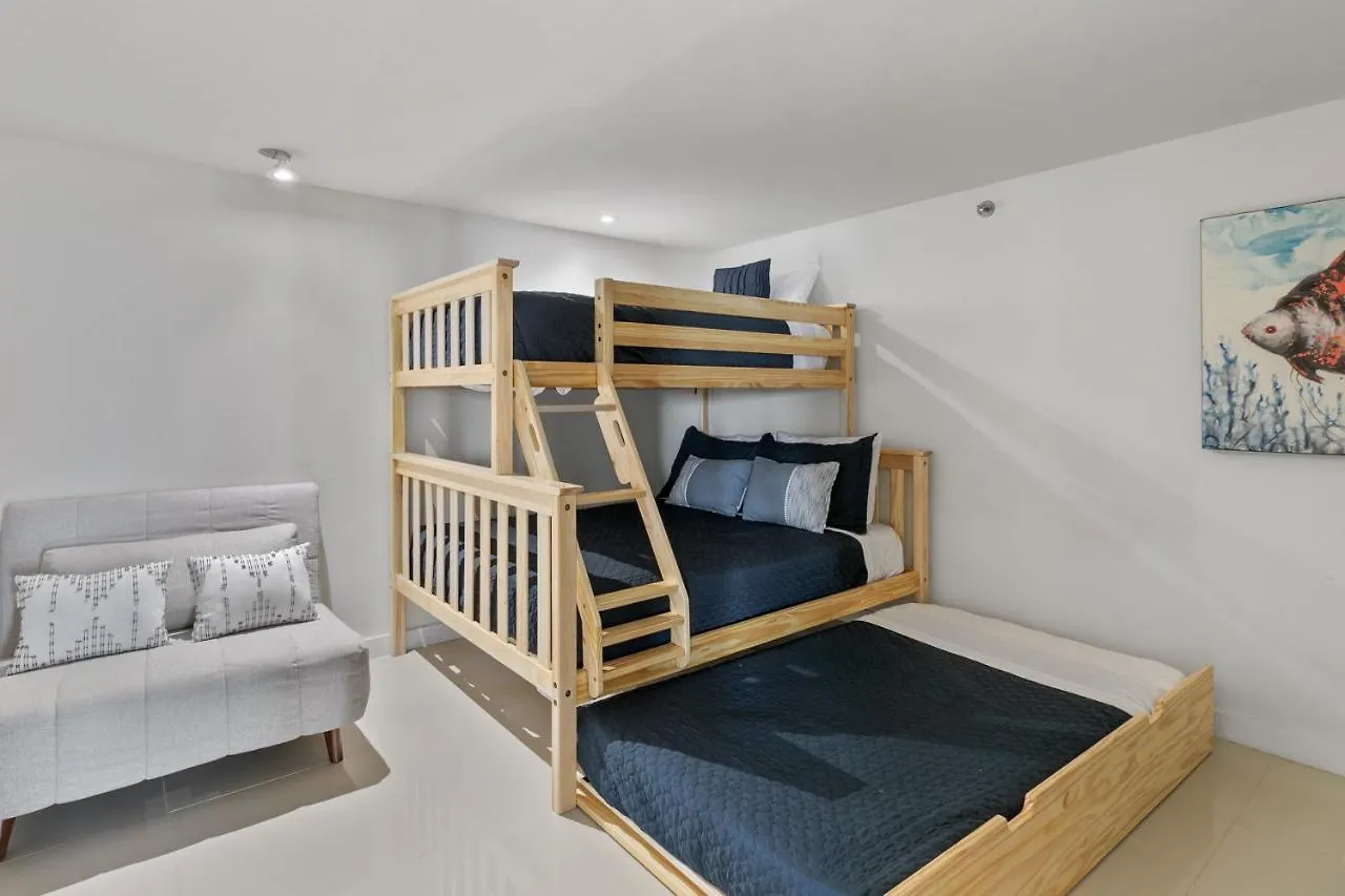 Enjoy A Perfect Bayview! Beachfront With Shared Pools