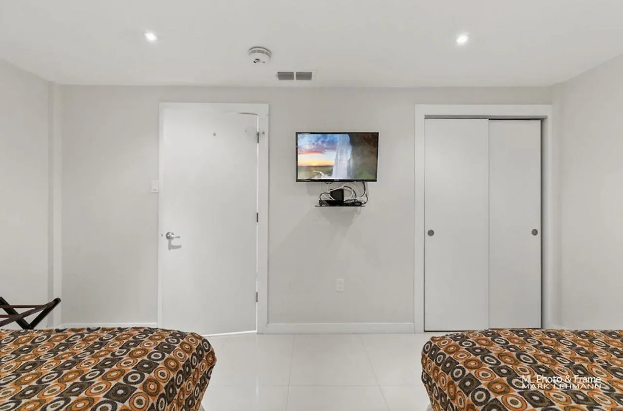 Apartment Ocean Breeze Retreat 2bed 2bath, Heated Pool! *