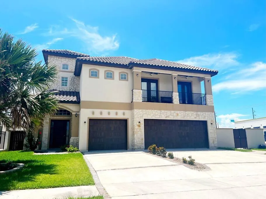 Villa Paradise Villa: 2 Blocks From Beach, Private Pool *
