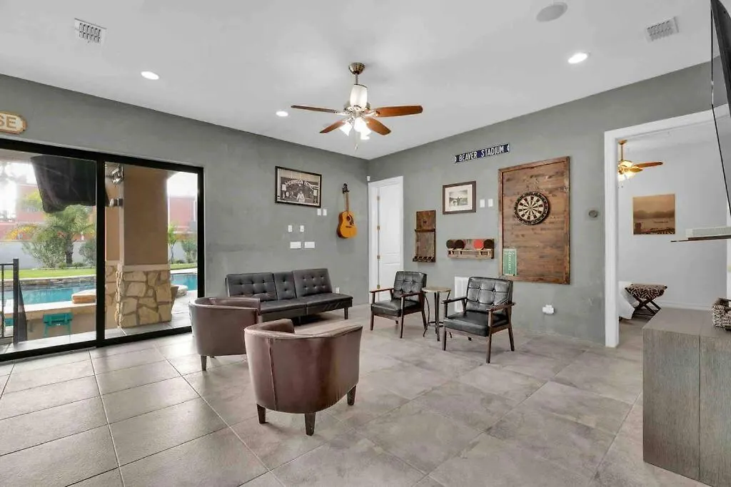 Paradise Villa: 2 Blocks From Beach, Private Pool Villa