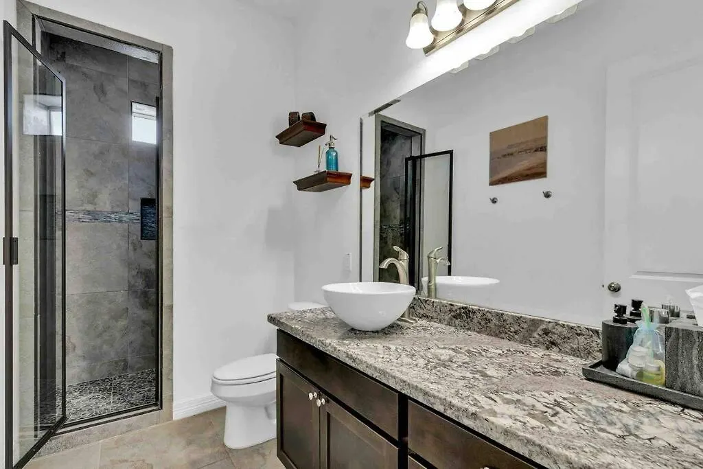 Paradise Villa: 2 Blocks From Beach, Private Pool