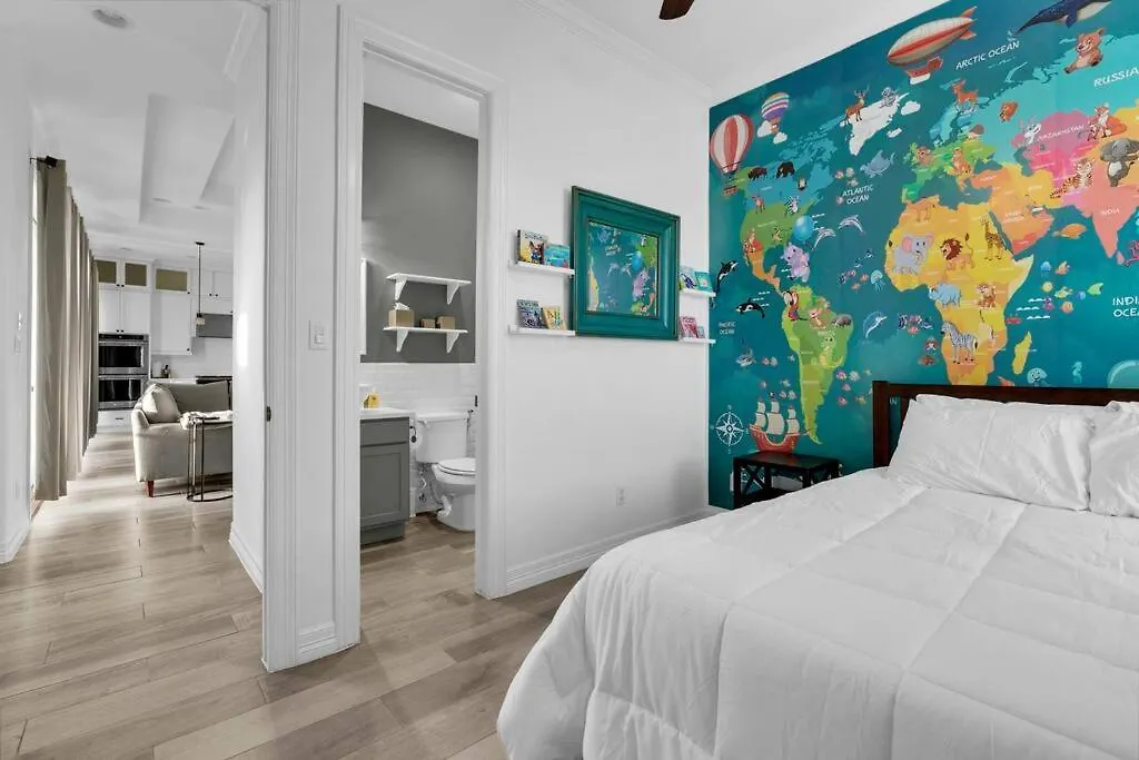 Villa Paradise Villa: 2 Blocks From Beach, Private Pool *