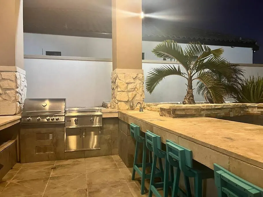 Paradise Villa: 2 Blocks From Beach, Private Pool *