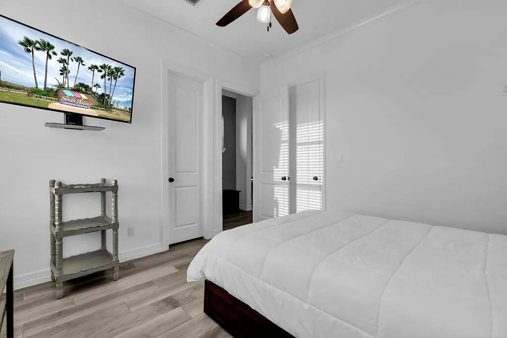 Paradise Villa: 2 Blocks From Beach, Private Pool Villa *