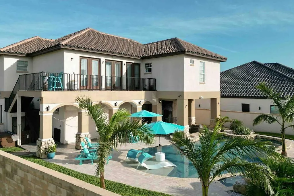 Villa Paradise Villa: 2 Blocks From Beach, Private Pool