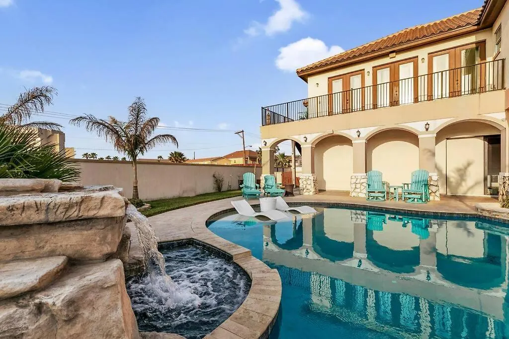 Paradise Villa: 2 Blocks From Beach, Private Pool