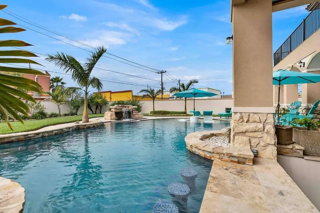Villa Paradise Villa: 2 Blocks From Beach, Private Pool *