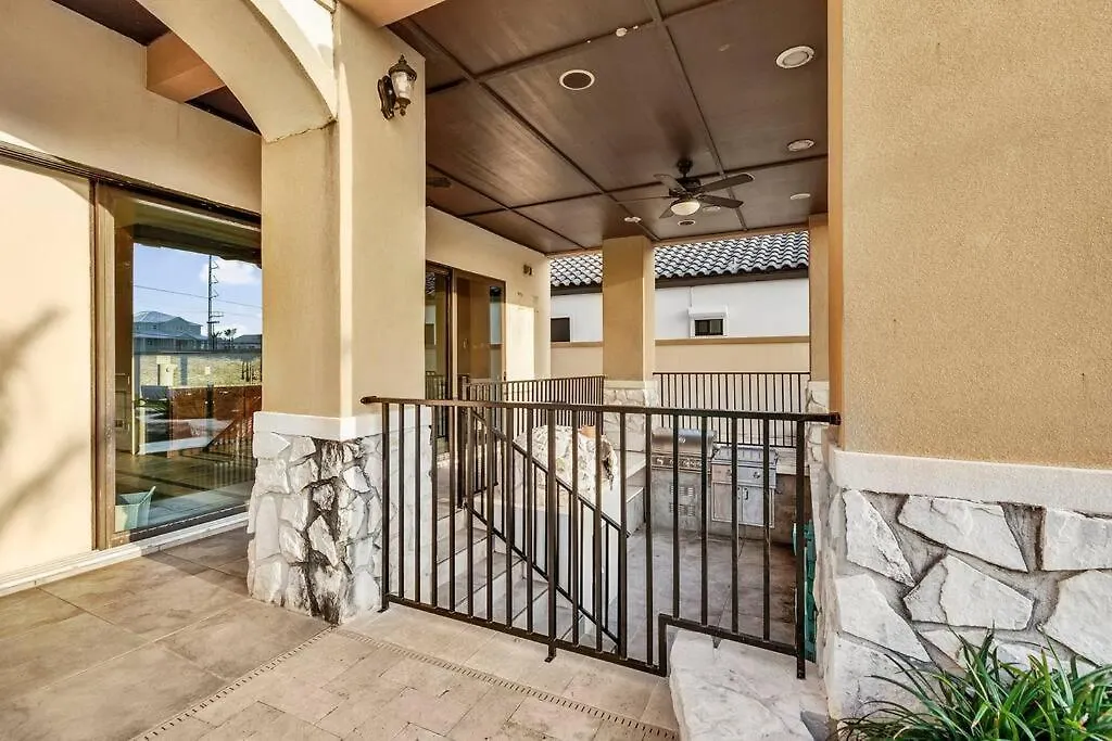 Paradise Villa: 2 Blocks From Beach, Private Pool Villa
