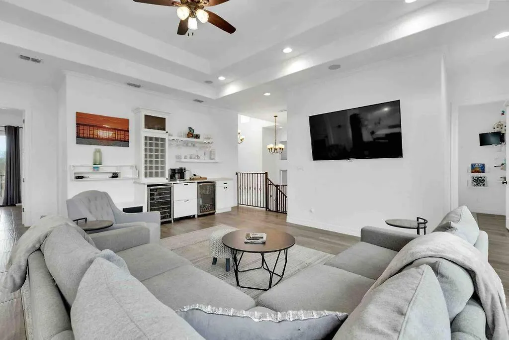 Paradise Villa: 2 Blocks From Beach, Private Pool *