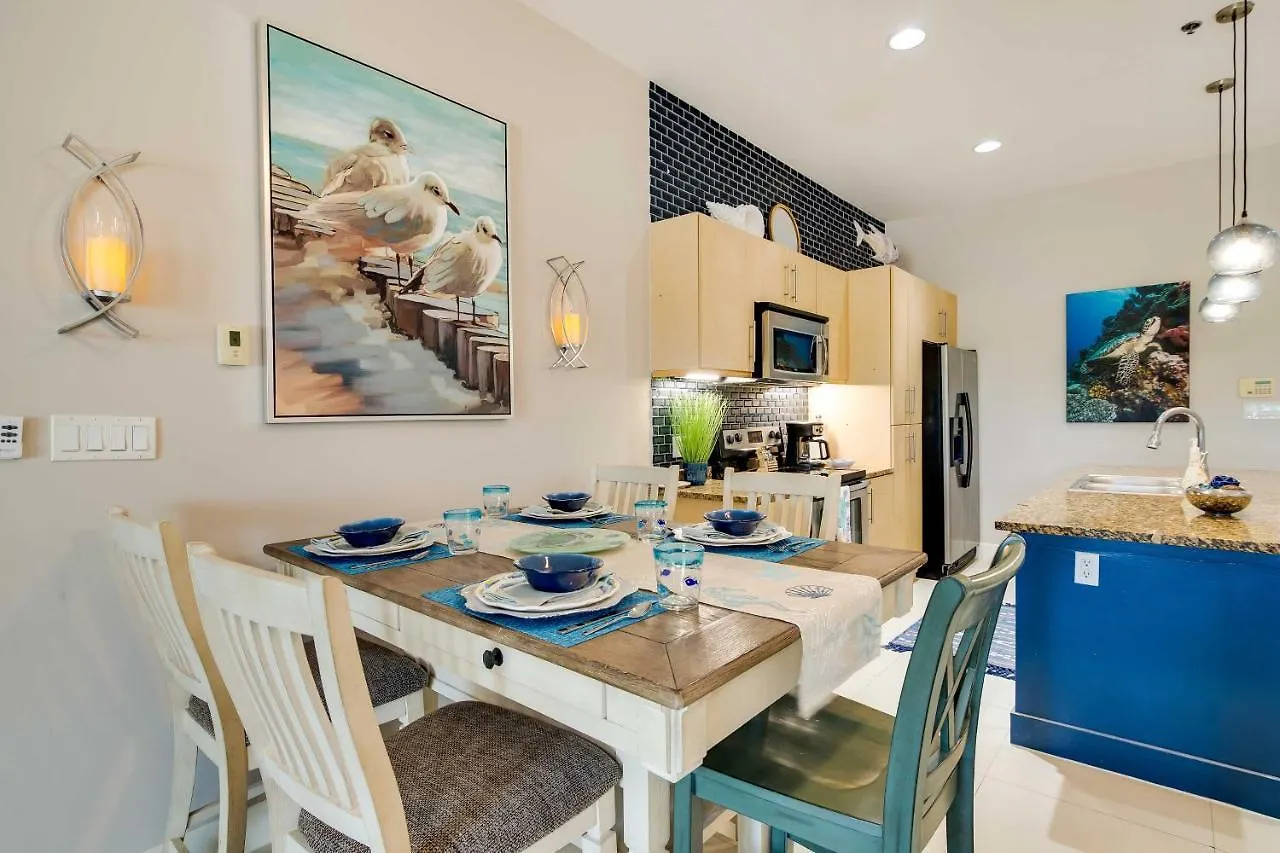 Apartment Walk To Beach! *
