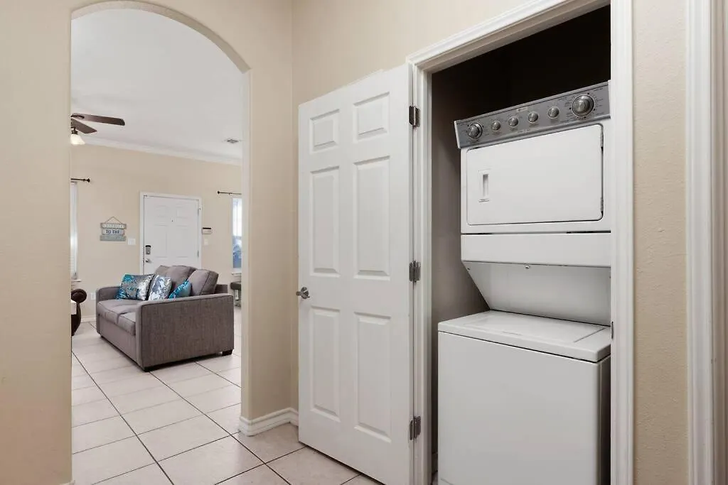 Luxury 3 Bed 2 Bath 1st Floor Near Holiday home