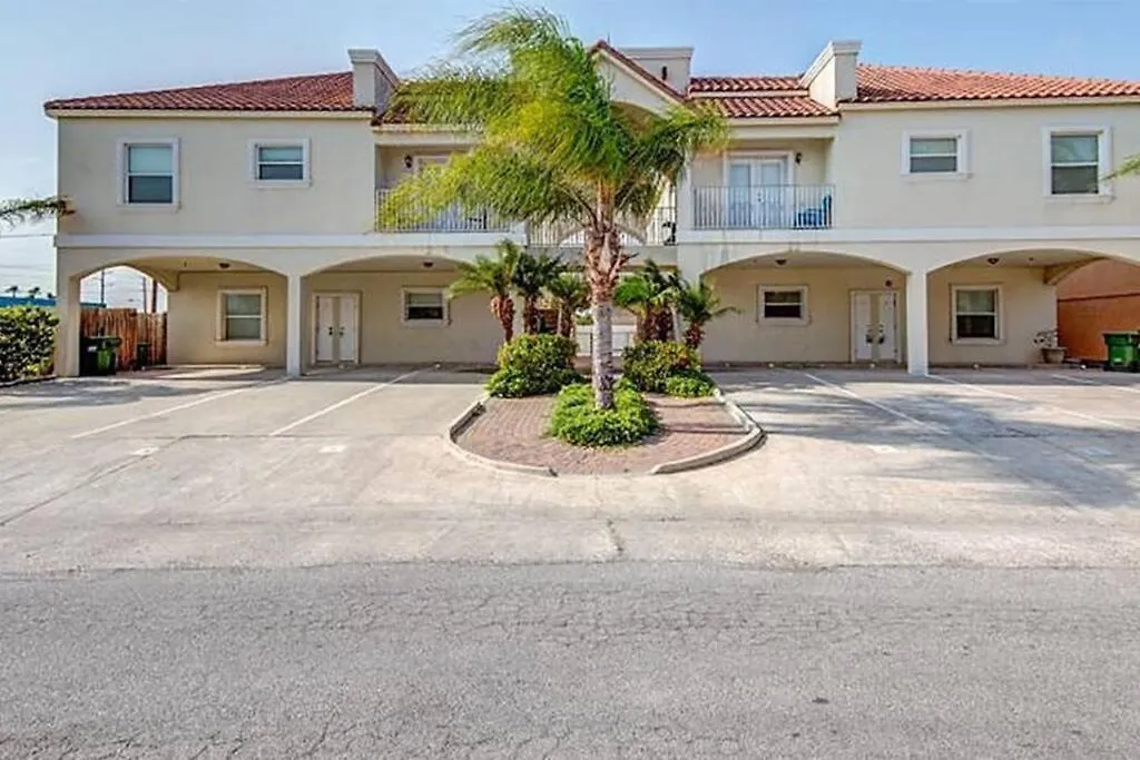 1st Floor 2 Bed 2 Bath W Pool By *